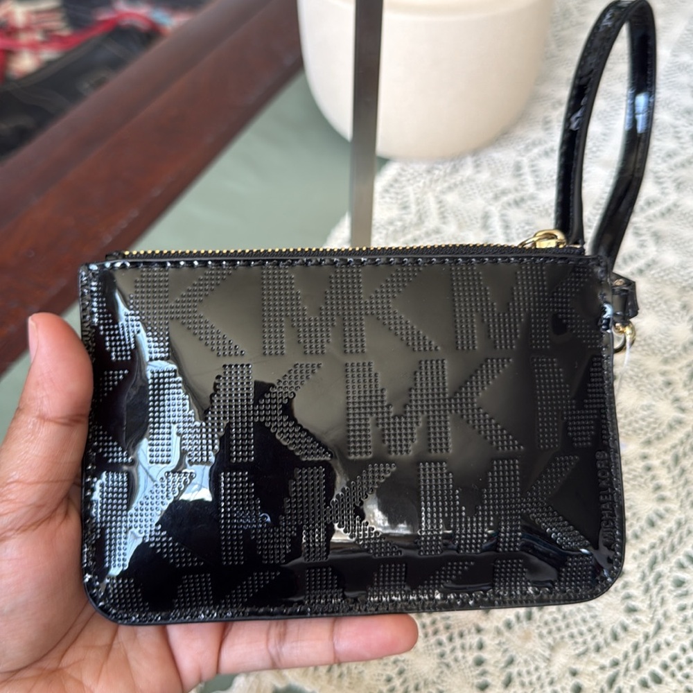 Micheal kors Elegant Black Patent Leather Wristlet - Picture 4 of 10